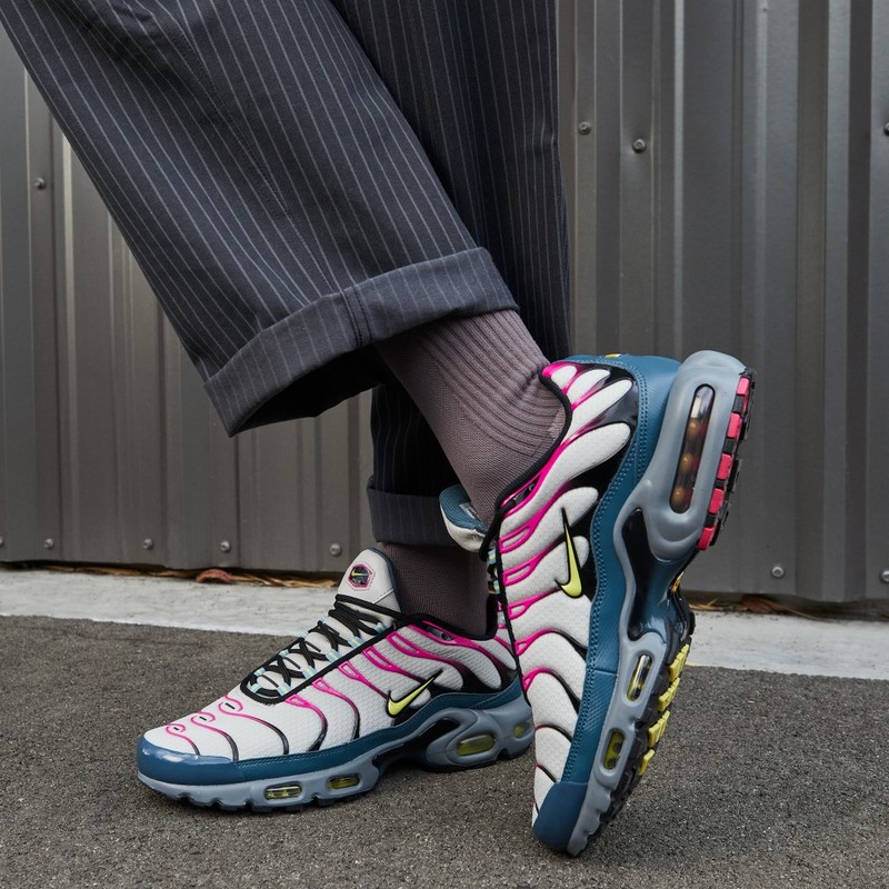 Nike air max plus grey and pink best sale